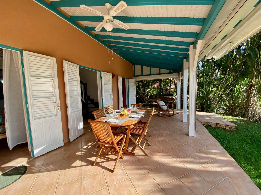 espace-repas-terrasse-exterieure-vue-mer-trois-ilets (2)